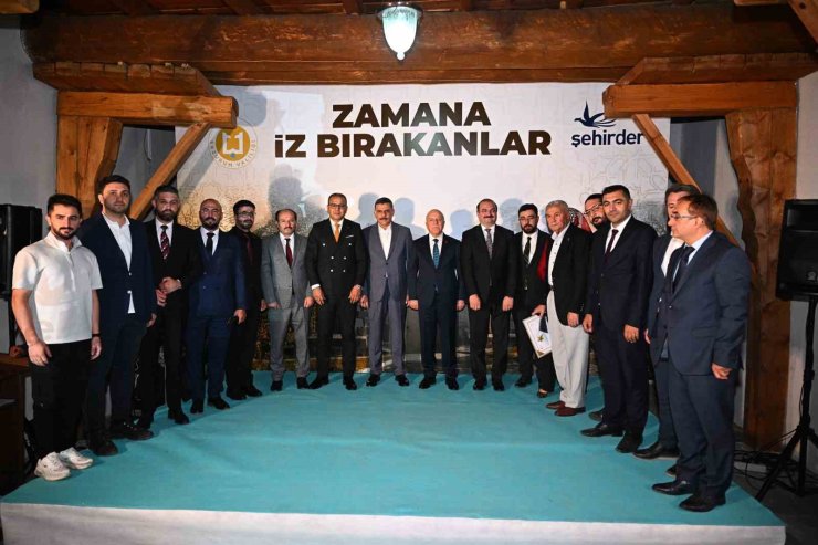 Zamana iz bırakanlara teşekkür ve plaket
