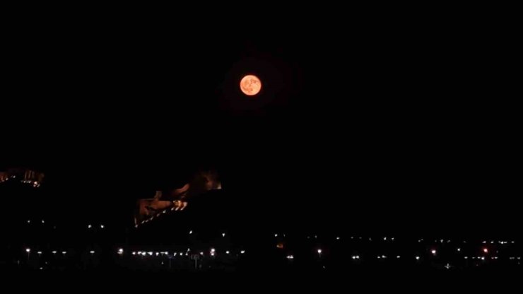 Van Kalesi dolunayda manzarası ile hayran bıraktı