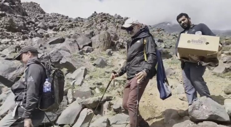 Yabancı turistler Ağrı Dağı’nda çevre temizliği yaptı
