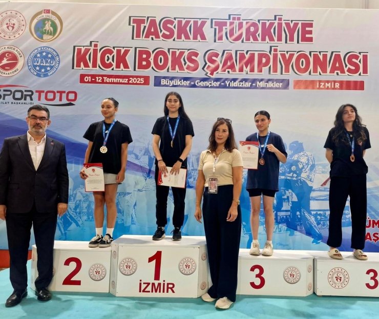 Bitlisli sporcular Kickboks Türkiye Şampiyonasında büyük başarı elde etti