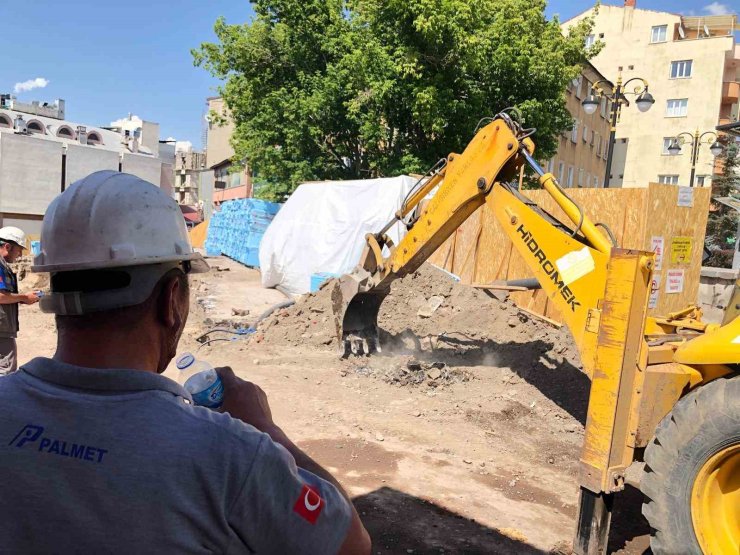 Doğalgaz borusu delindi, vatandaşlar büyük korku yaşadı