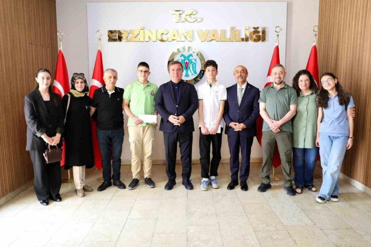 LGS’de 500 tam puan alan öğrenci ve aileleri Vali Aydoğdu’yu ziyaret etti