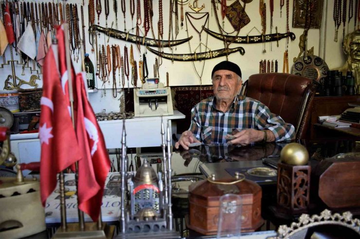 Tarihin içerisinden gelen ‘Eskici Yaşar’ın antikaları gibi hayatı da dikkat çekiyor