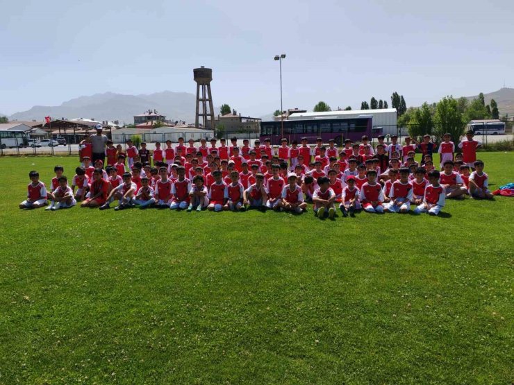 Futbol yaz spor okulu 400’ü aşkın öğrenciyle devam ediyor