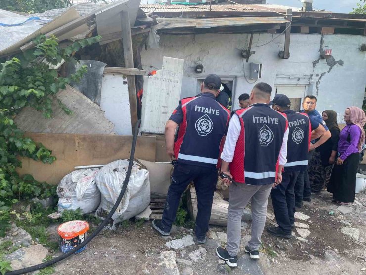 Kars’ta odunlukta çıkan yangın itfaiye ekiplerince söndürüldü