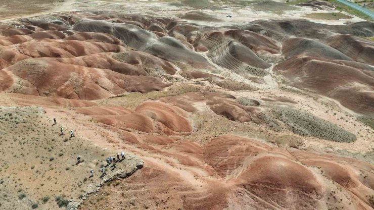 Mars’ı andıran ’Gökkuşağı Tepeleri’ ziyaretçi akınına uğruyor