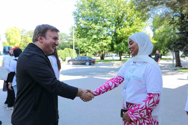 Vali Aydoğdu 12 farklı ülkeden Erzincan’a gelen 14 öğrenciyi ağırladı