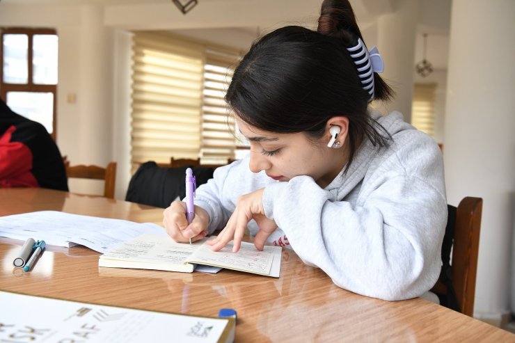 Çilesiz semt pazarı, modern kütüphane ile dönüşüyor