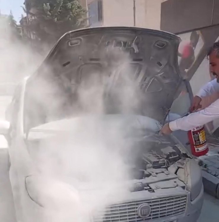 Elazığ’da park halindeki otomobil alev topuna döndü