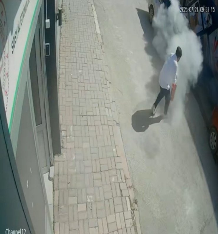 Elazığ’da araç yangını güvenlik kameralarına yansıdı