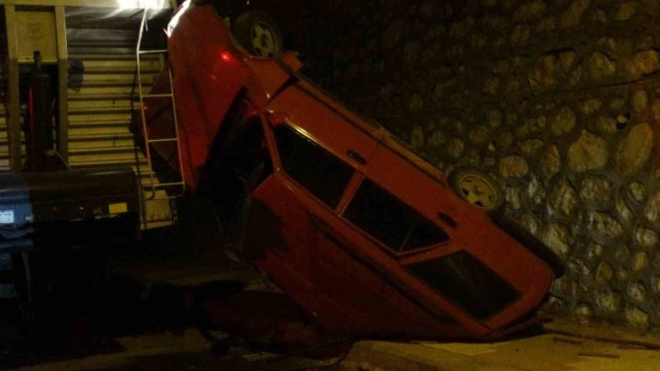 Minibüsle çarpışan araç 5 metre yükseklikten aşağı uçtu: 1 yaralı