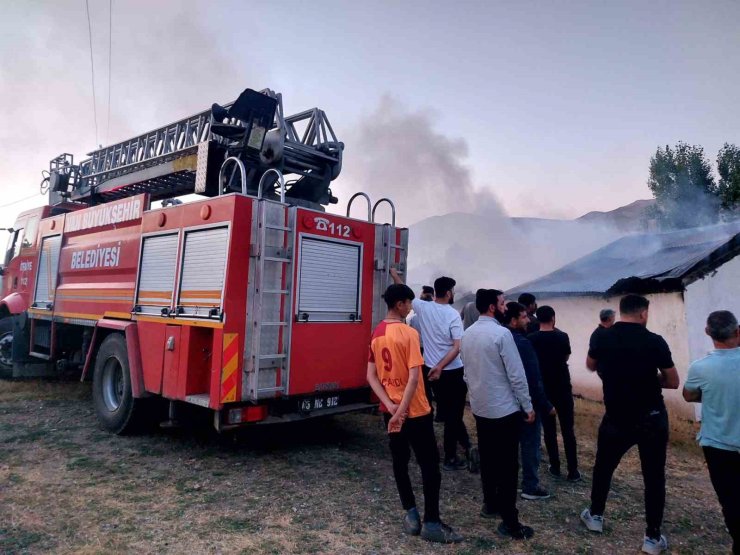 Özalp’te yangın maddi hasara yol açtı