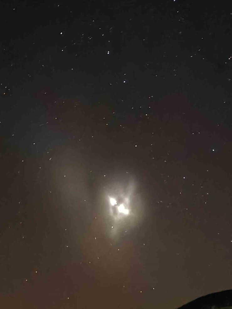 Elazığ’da gece saatlerinde gökyüzünde görülen ışık hüzmesi heyecanlandırdı