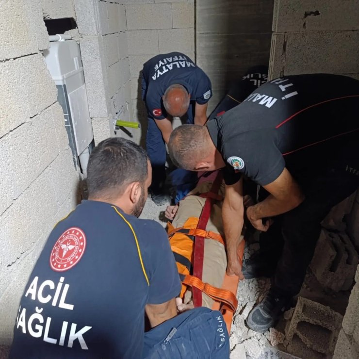 Darende’de inşaatta asansör boşluğuna düşen kadın yaralandı