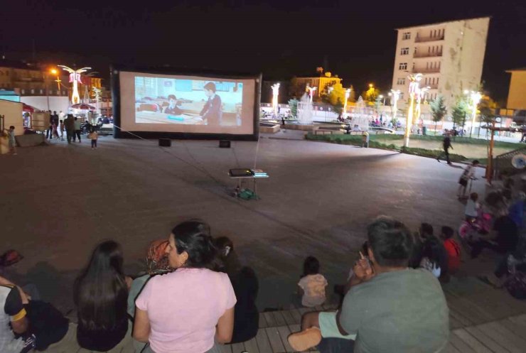 Hakkari’de açık hava sinema günlerine yoğun ilgi