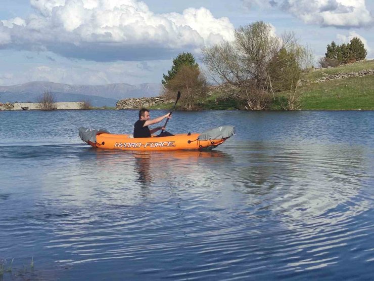 Kızıl Göl’de kano keyfi