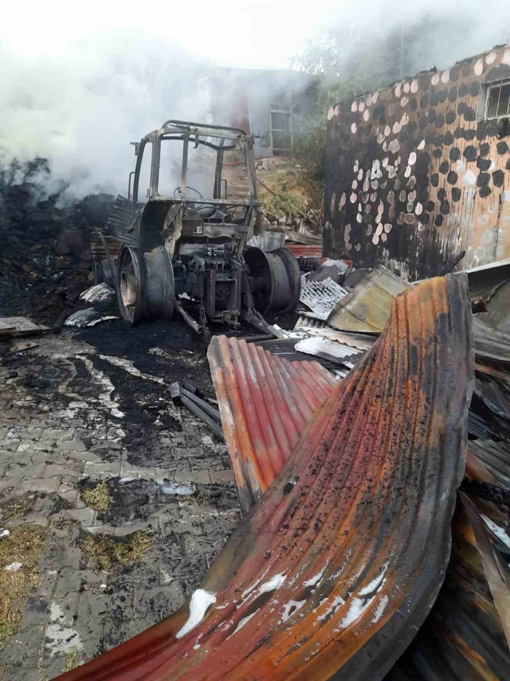 Elazığ’da yanan traktör kullanılmaz hale geldi