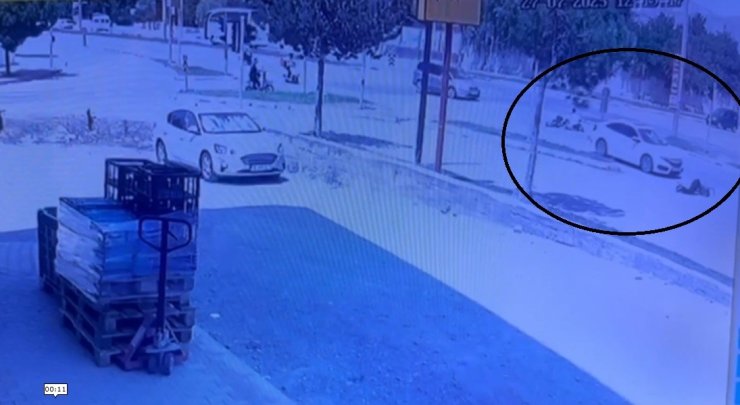 Erzincan’da otomobil ile elektrikli bisikletin çarpışma anı güvenlik kamerasına yansıdı