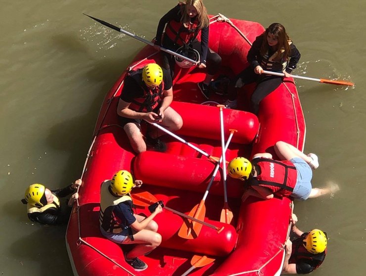 Kavurucu sıcaklarda rafting yaparak serinlediler