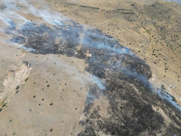 Malatya’da dağlık alanda çıkan yangın havadan görüntülendi