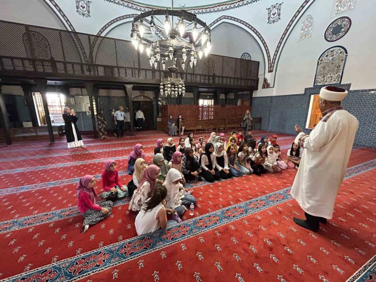 Kur’an kursu öğrencileri Hüsrev Paşa Camii’nin manevi atmosferini teneffüs etti
