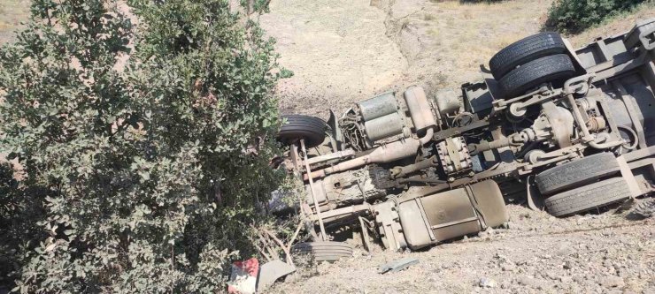 Elazığ’da tır devrildi: 1 yaralı