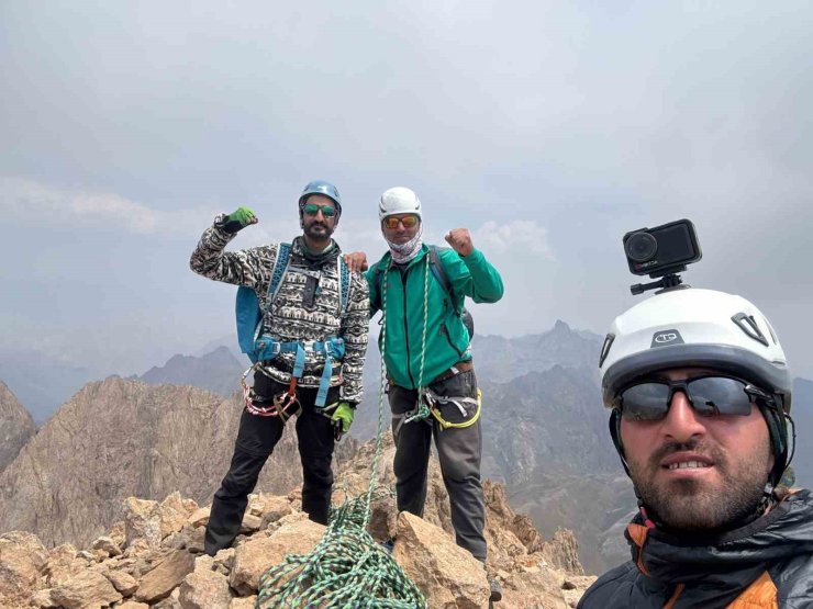 Hakkarili dağcılardan Suppa Durek zirvesine tırmanış