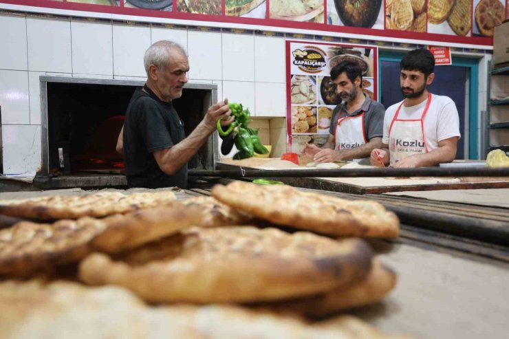 Fırıncıların sıcak havada zorlu ’ekmek’ mesaisi