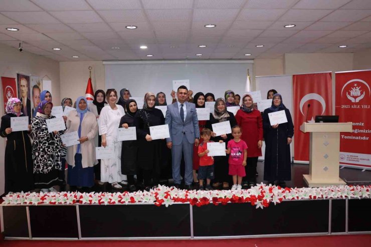 Aile eğitimi kursiyerlerine belge töreni