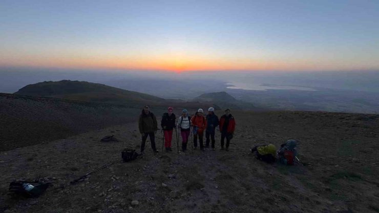 Dağcılardan Süphan Dağı’na yoğun ilgi