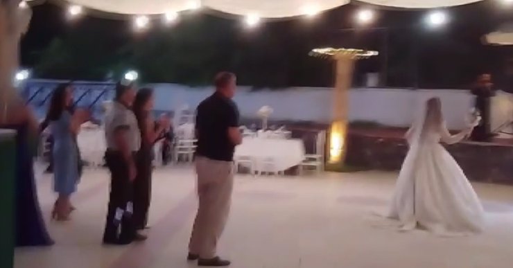 Gelin çiçeği için genç kızlar değil erkekler yarıştı