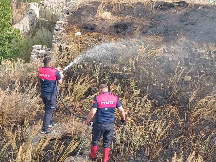 Kars’ta anız yangını kısa sürede söndürüldü