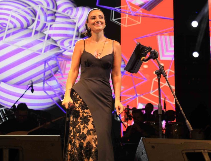 Ünlü sanatçı Sevcan Orhan Bitlislileri coşturdu