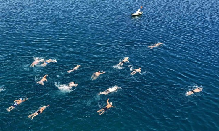 Merhum Vali Erol Karaömeroğlu anısına Van Gölü’nde yüzme maratonu
