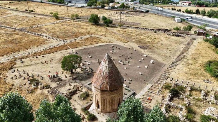 Van Valisi Balcı, Selçuklu Mezarlığı’ndaki çalışmaları inceledi
