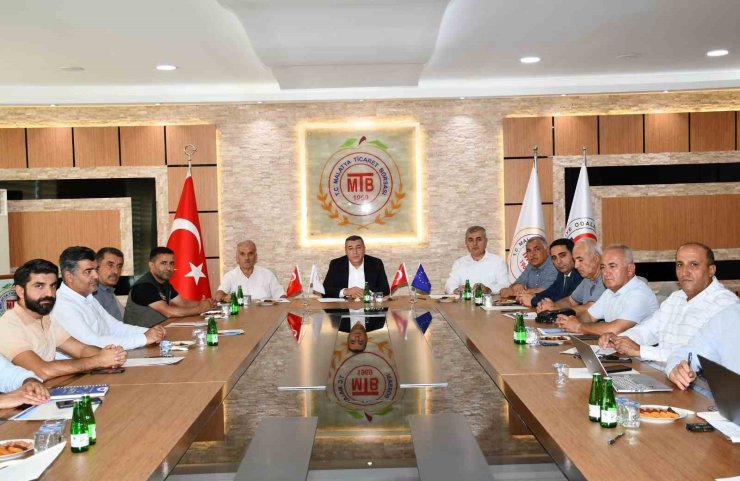 Malatya’da kuru kayısı lisanslı deposu ve borsası için istişare toplantısı