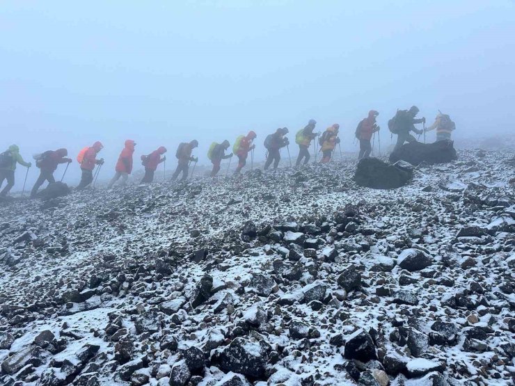 Vanlı dağcılar 7 günde Türkiye’nin en yüksek üç zirvesine çıktı