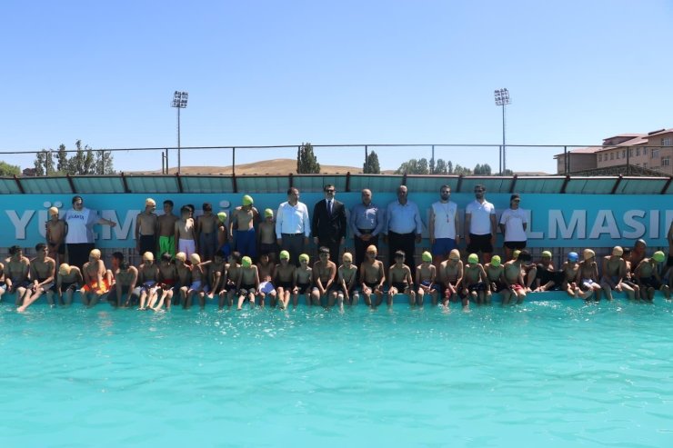 Tutak Kaymakamı Coşkun, yüzme havuzunda incelemelerde bulundu