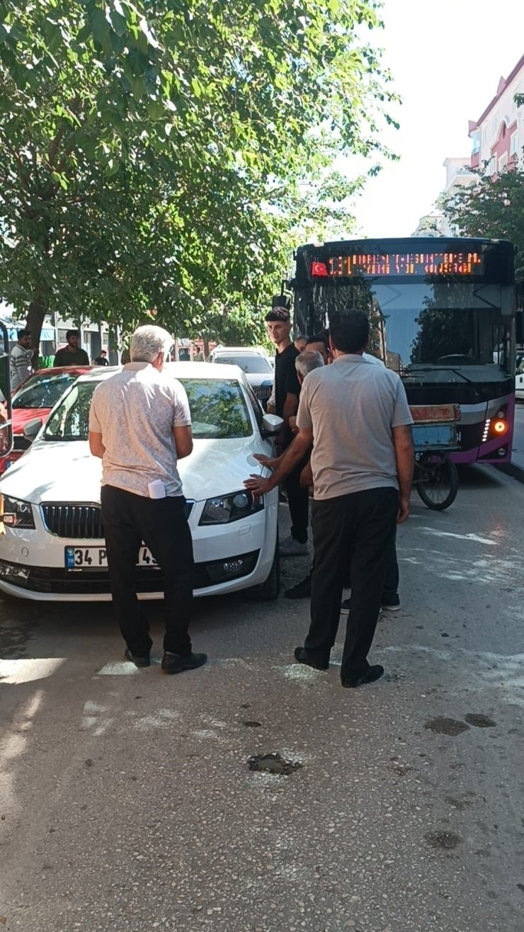 Duyarsız sürücü trafiği kilitledi