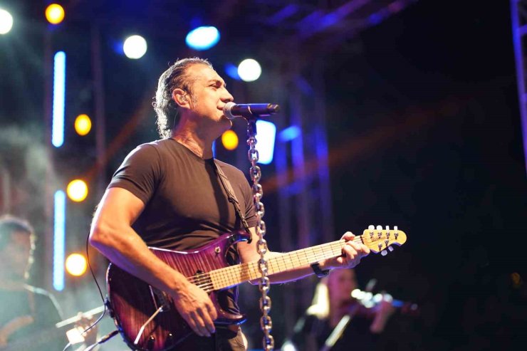 Anadolu rock müziğinin sevilen ismi Kıraç, Erzincan’da konser verdi