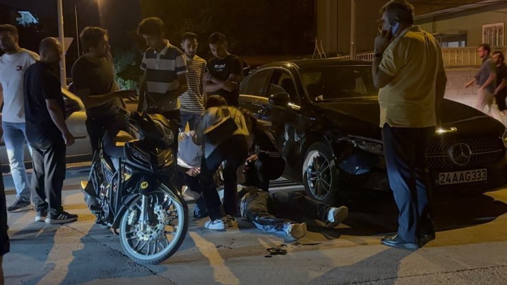 Motosikletle otomobile çarpan genç yaralandı