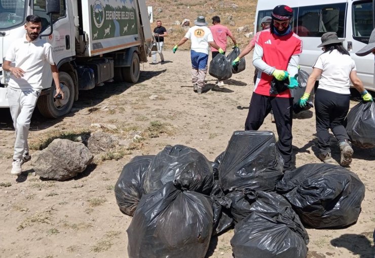 Esendere Belediyesi gönüllerle Sat Gölleri’nde çevre temizliği yaptı