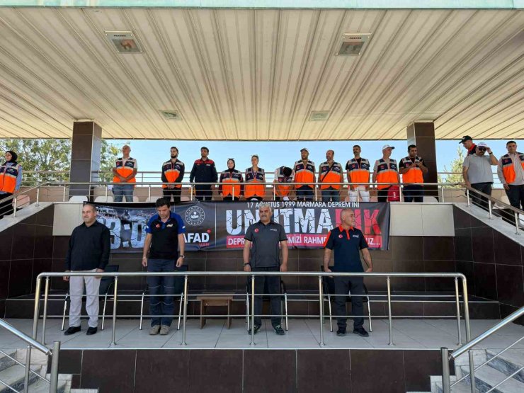 Marmara depreminde hayatını kaybedenler Van’da anıldı