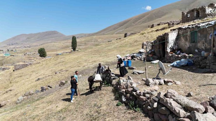 Iğdır’da 2025 yılında eşek sırtında su taşıyorlar