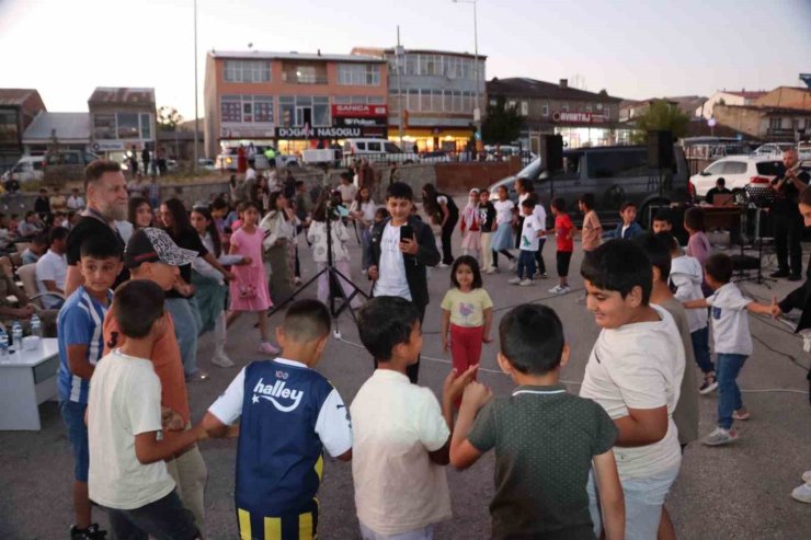 Karayazı’da gezici sinema ve açık hava konseri etkinliği