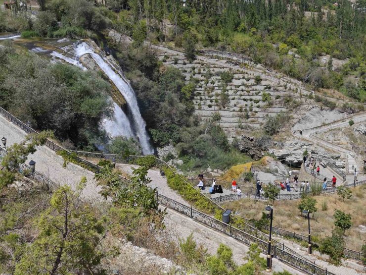 Tortum Şelalesi’nde su seviyesi düştü, ziyaretçi ilgisi sürüyor