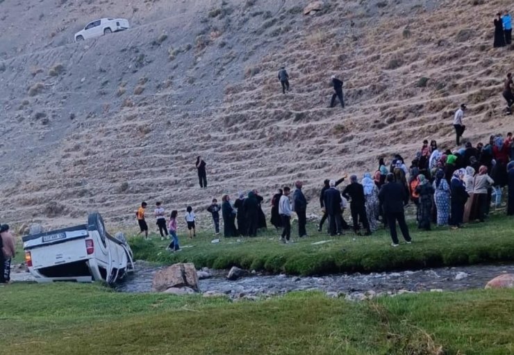 Van’da kamyonet uçuruma yuvarlandı: 6 yaralı