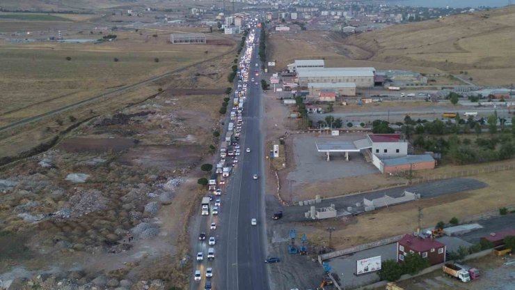 Bitlis-Tatvan kara yolunda kilometrelerce araç kuyruğu oluştu