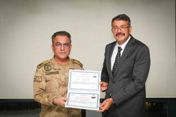 Hakkari’de tayini çıkan komutanları veda yemeği