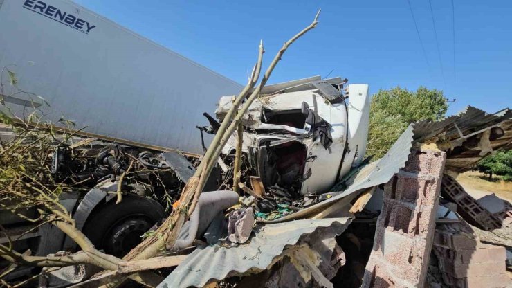 Adilcevaz’da meyve suyu yüklü tır devrildi: Sürücüsü yaralı olarak hastaneye kaldırıldı